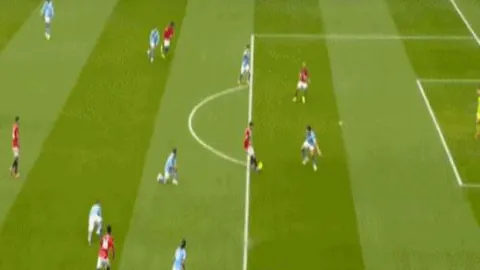 “大卫·席尔瓦：西班牙中场巨星因伤告别足坛！”