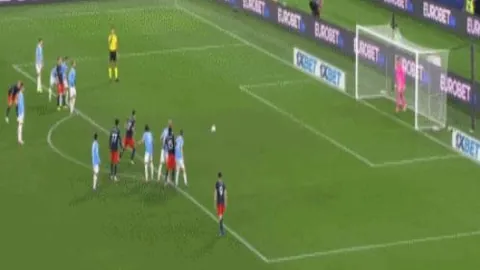 王钰栋恶意犯规致伤退场引争议，33岁球员被网友热议，印尼资金疑点重重？